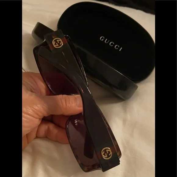 Gucci the Must have CLASIC Sun glusses display picture 1